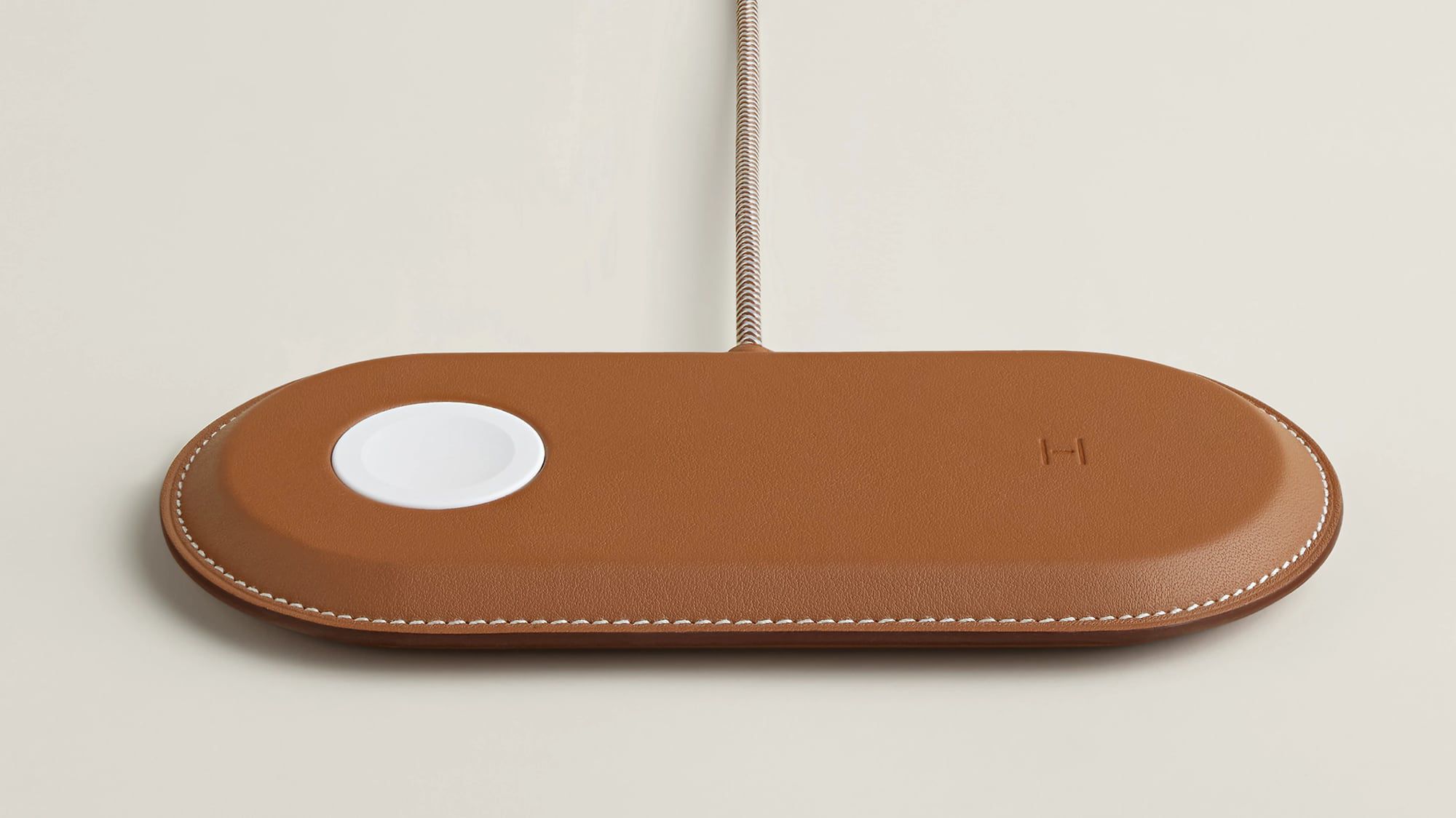 에르메스, 송아지 가죽으로 포장된 1,250달러 이상의 MagSafe 충전기 판매