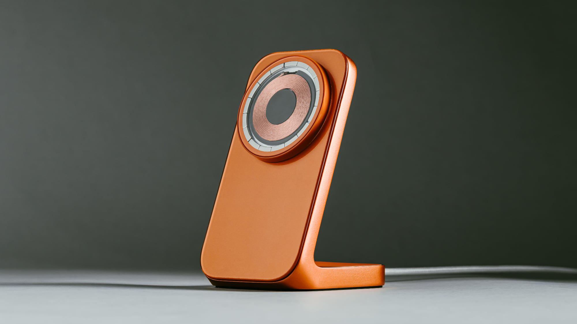 Nomad의 새로운 Stellar Orange 충전기 및 내 카드 찾기는 iPhone 17 Pro와 일치합니다.